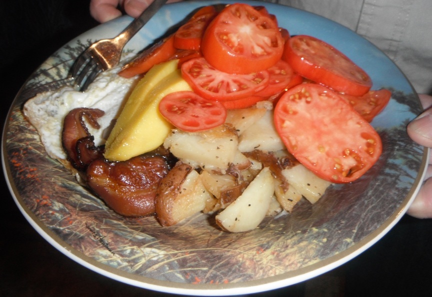 Oeuf, bacon, pommes de terre, tomate, mangue